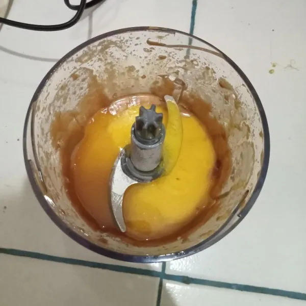 Tambahkan butter leleh, kemudian chopper lagi hingga tercampur rata.