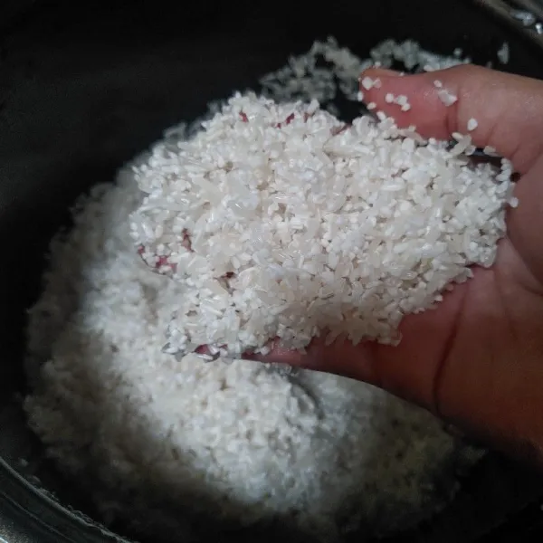Cuci beras hingga bersih, saya selama 3x pembilasan.