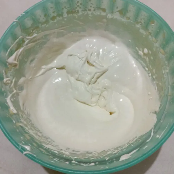 Campur dalam wadah, telur, gula halus, sp, dan tepung, mixer sampai mengembang putih pucat.