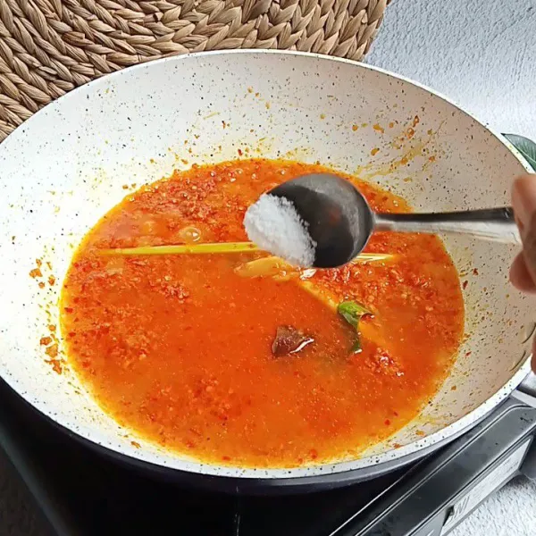 Tambahkan garam dan gula merah.