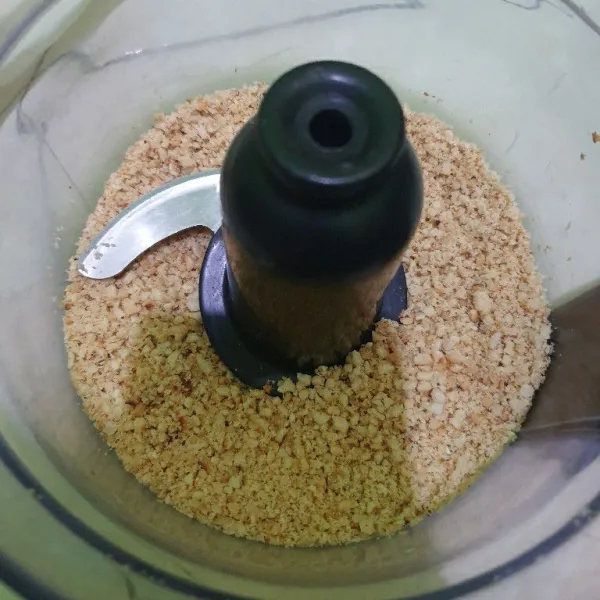 Membuat isian; chopper kacang tanah sangrai sampai jadi butiran kasar.