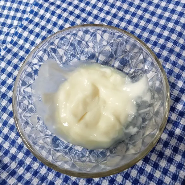 Campur mayonnaise, krimer kental manis dan yogurt, aduk rata.