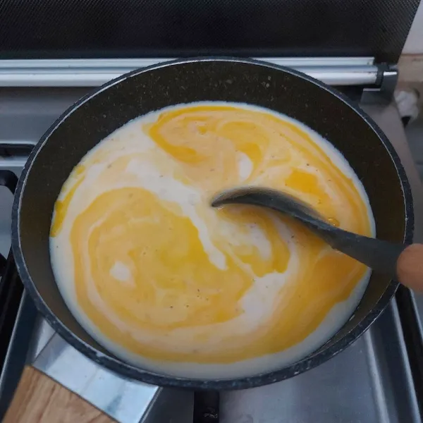 Kocok lepas kuning telur, lalu masukkan kedalam cairan susu.