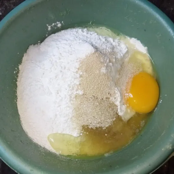 Campur tepung terigu, tepung beras, gula pasir, telur, ragi instan, baking powder dan garam.