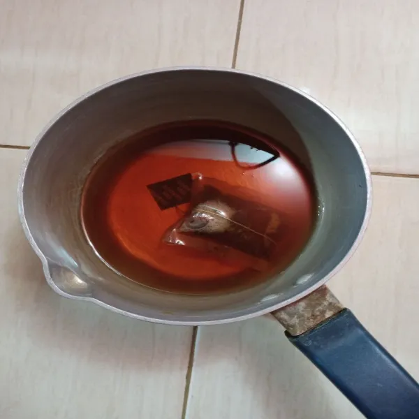 Biarkan warna teh keluar dan dingin.