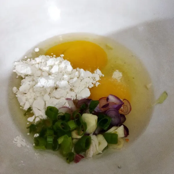 Dalam mangkok, pecahkan telur, tambahkan bumbu iris, tepung terigu, air dan penyedap rasa.
