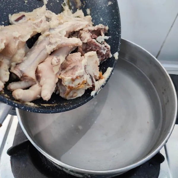 Rebus 1 liter air, masukkan tumisan bumbu dan ayam. Masak sampai mendidih.