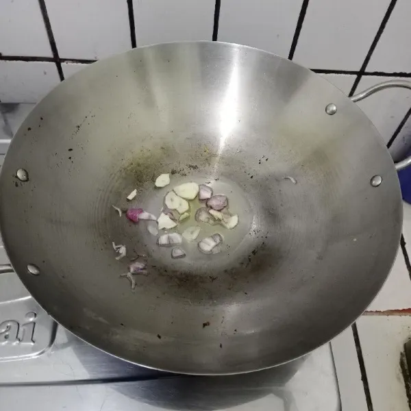 Panaskan minyak lalu tumis bawang merah dan bawang putih hingga harum.