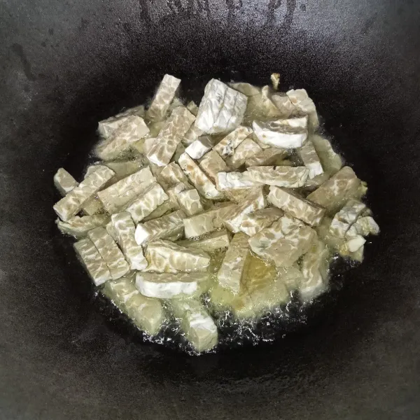 Potong-potong tempe dan goreng tempe sampai matang, angkat dan tiriskan.