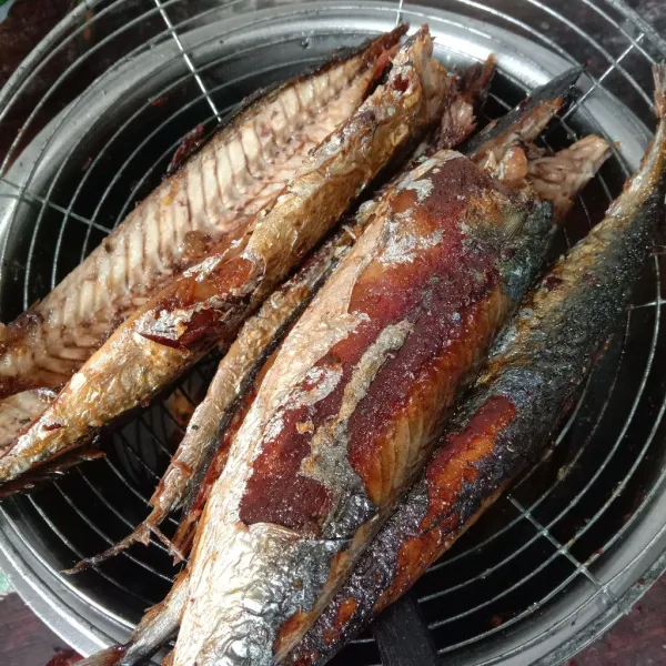 Bersihkan ikan pindang tongkol, buang kepala dan isi perutnya. Belah menjadi dua bagian atau lebih kecil sesuai selera. Goreng sampai setengah kering. Sisihkan.