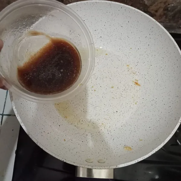 Tuang saus di pan bekas menggoreng bawang putih. Masak hingga mendidih.