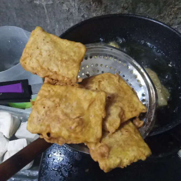 Goreng dalam minyak panas hingga kuning keemasan, angkat dan tiriskan.