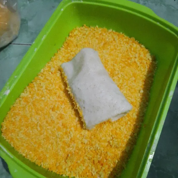 Celupkan ke dalam tepung basah laku gulingkan ke tepung roti.