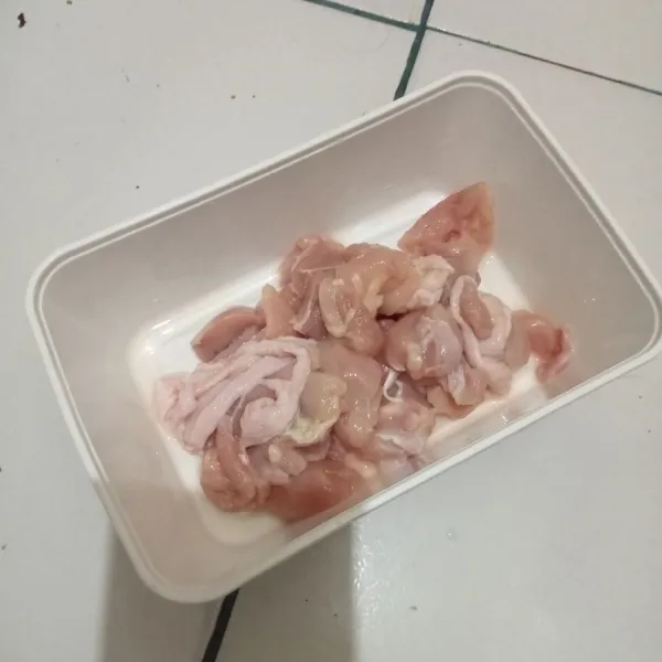 Siapkan ayam, kemudian potong sesuai selera.