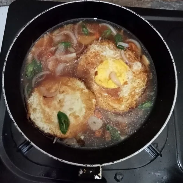 Masukkan telur, kemudian masak hingga bumbu meresap dan kuahnya susut. Kalau rasa sudah pas, lalu bisa diangkat dan siap disajikan.