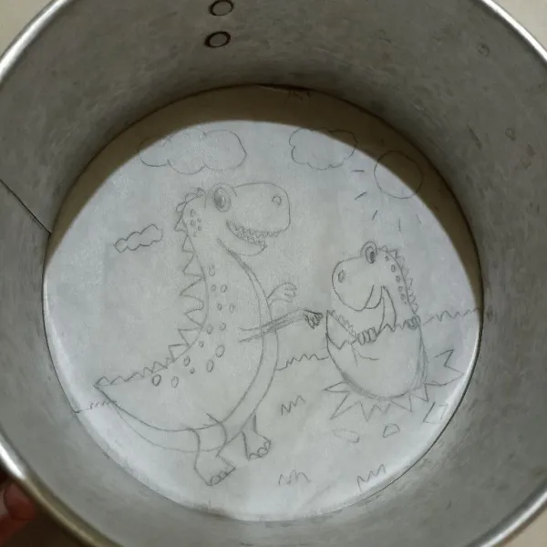 Gunting kertas roti melingkar sesuai dengan diameter loyangnya. Gambar sketsa dinosaurus terlebih dahulu di atas kertas roti kemudian tumpuk kembali dengan kertas roti.