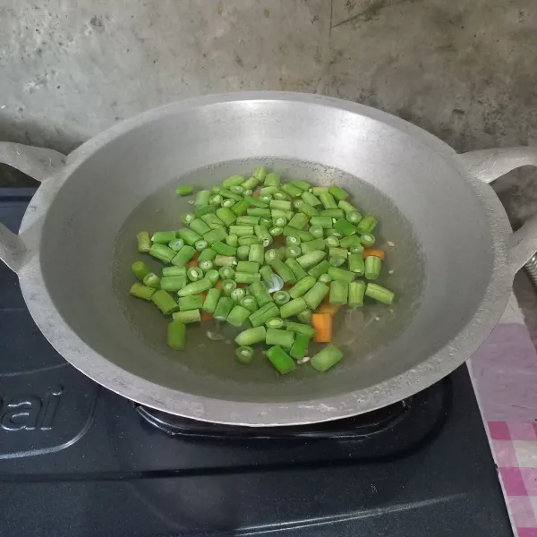 Masukkan buncis dan wortel. Masak sampai setengah matang.