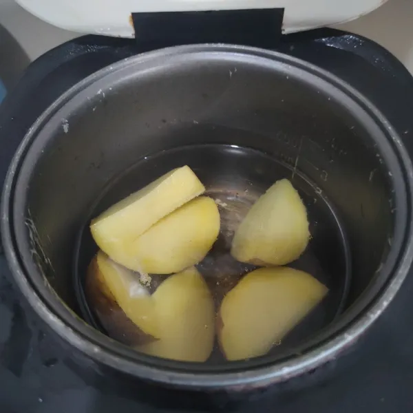 Rebus kentang hingga empuk.