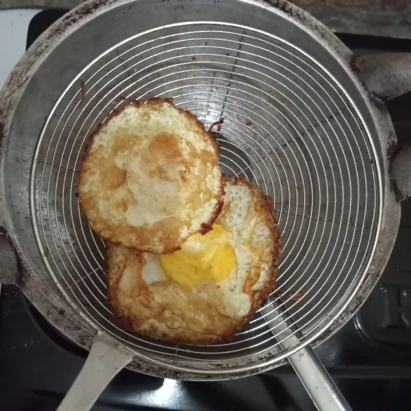 Goreng telur dengan cara di ceplok.