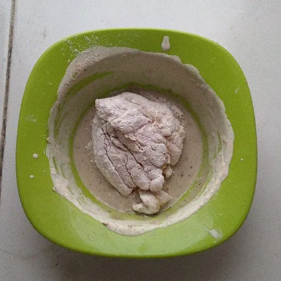 Campur bahan pelapis tepung basah (tekstur jangan terlalu encer) lalu baluri ayam yang sudah dibaluri tepung kering ke tepung basah lalu baluri lagi ke tepung kering. Lakukan hingga 2 - 3x baluran atau sesuai selera.