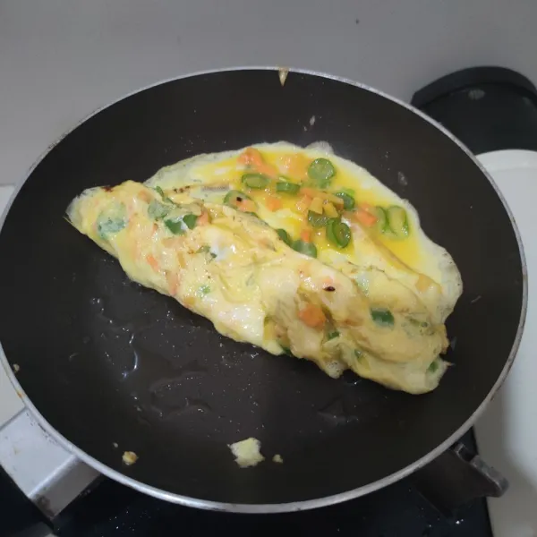 Panaskan pan anti lengket, masukan telur, ratakan setelah sedikit padat, gulung.