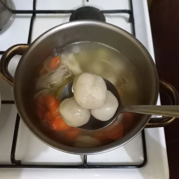 Masukkan bakso aci pada panci rebusan.