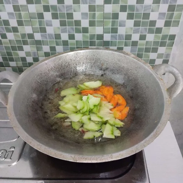 Setelah itu masukkan labu siam dan wortel, rebus hingga setengah empuk.