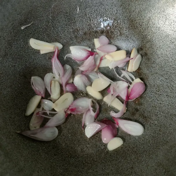 Tumis bawang merah dan bawang putih hingga harum.
