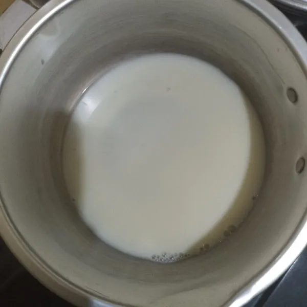 Vla susu : 
Campur semua bahan vla merata. Lalu masak sampai mengental dan matang. Angkat.