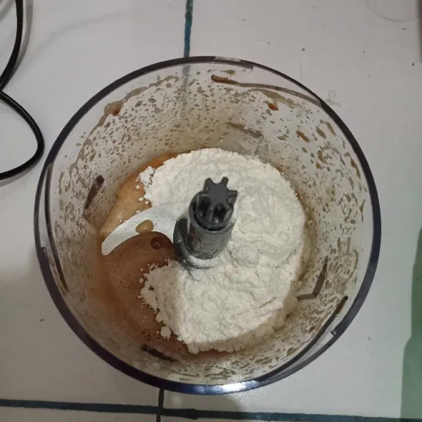 Tambahkan tepung terigu.