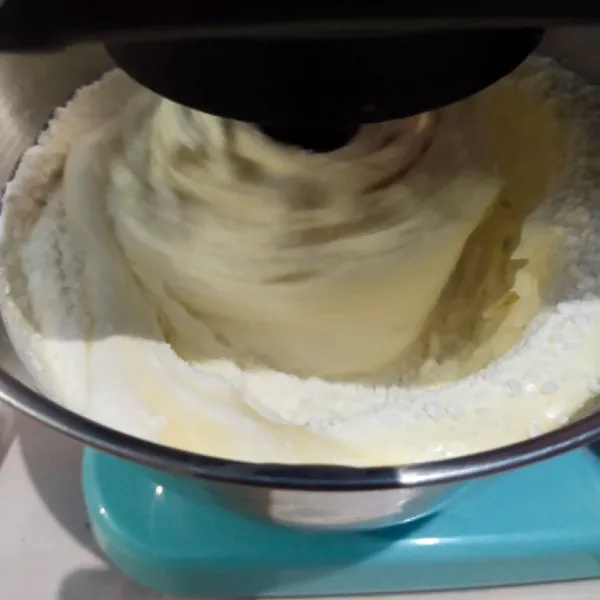 Kemudian masukkan tepung terigu, minyak goreng dan susu kental manis, aduk sampai rata.
