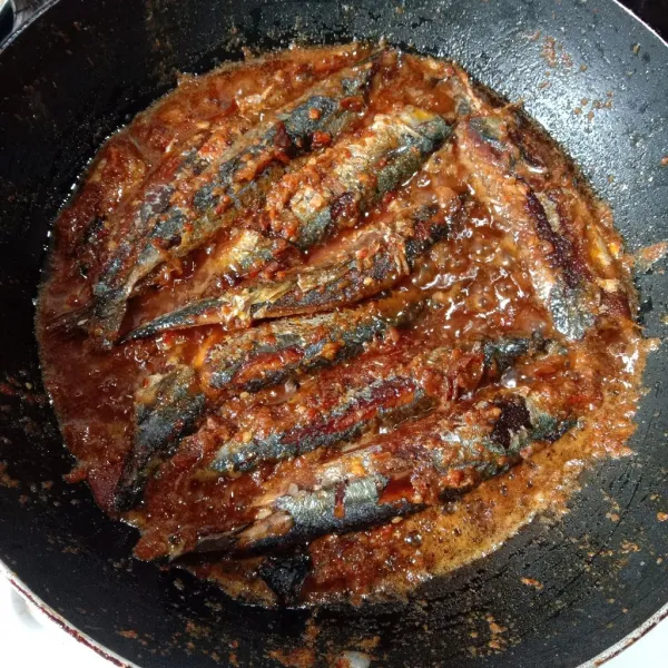 Setelah rasa pas dan bumbu meresap, matikan kompor. Ikan Pindang Tongkol Masak Sambel siap disajikan.