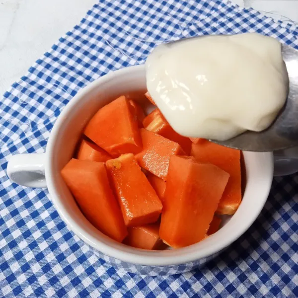 Tambahkan saus salad di atasnya.