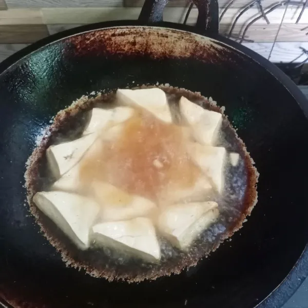 Goreng tahu sampai matang. Angkat dan tiriskan. Dinginkan.