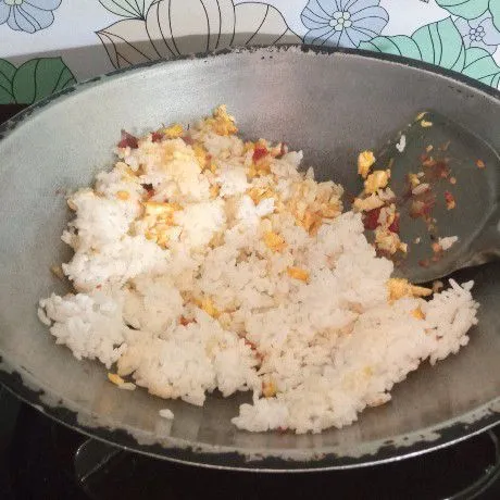 Masukkan nasi putih. Aduk - aduk hingga tercampur dengan merata.