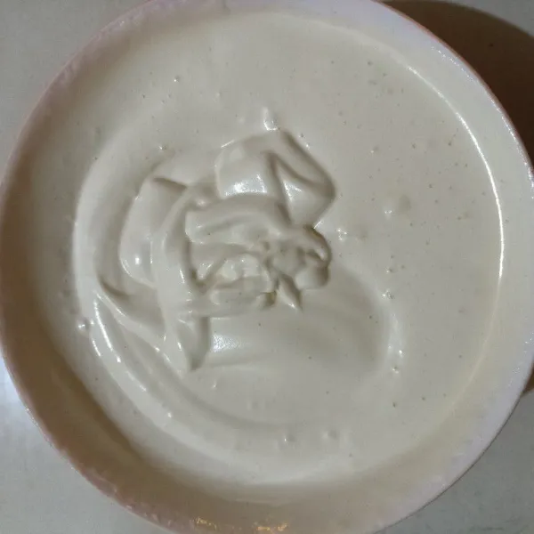 Dalam wadah, campur telur, gula, dan sp. Mixer sampai mengembang putih pucat dan sedikit kaku.