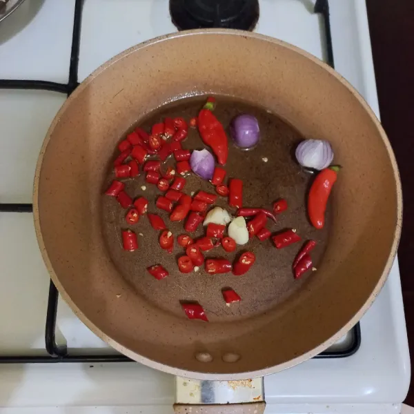 Goreng sebentar irisan cabe merah keriting, cabe rawit, bawang merah dan bawang putih.