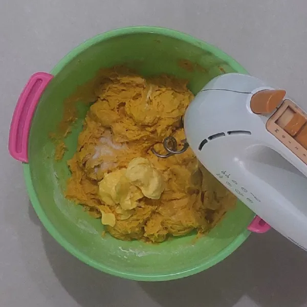 Tambahkan margarine dan garam. Mixer hingga kalis elastis. Tutup adonan dengan serbet dan diamkan selama 30 menit atau mengembang 2x lipat.
