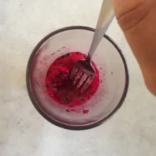 Lumatkan atau kocok buah naga menggunakan garpu. Tekstur jangan terlalu halus.