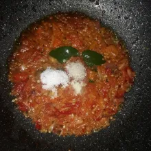 Tambahkan air, masak hingga mendidih lalu bumbui dengan garam, gula dan kaldu bubuk.