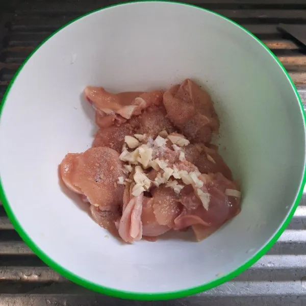 Marinasi ayam menggunakan bawang putih, lada, garam, dan kaldu bubuk simpan dalam kulkas -+30 menit.