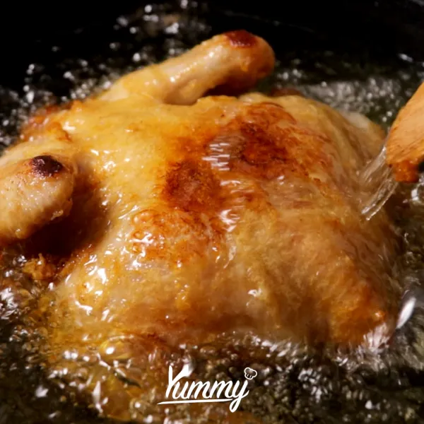 Goreng ayam di dalam minyak panas dengan api sedang hingga matang, tiriskan
