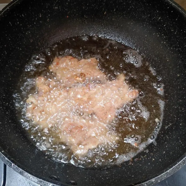 Panaskan minyak dan goreng daging hingga matang kecokelatan. Angkat dan tiriskan.