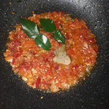 Panaskan minyak, tumis bumbu halus, lengkuas dan daun jeruk hingga harum.