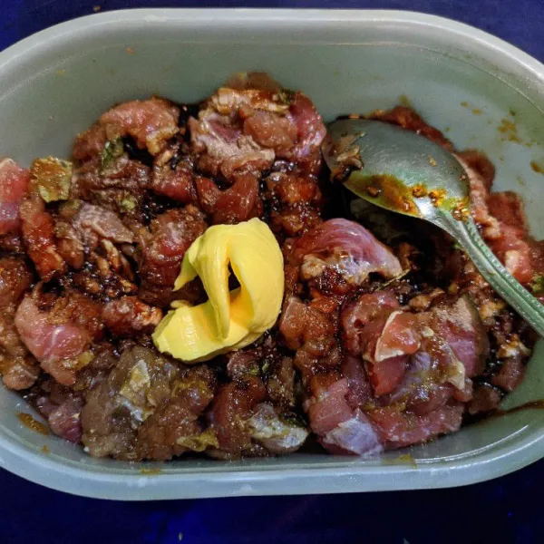 Tambahkan bumbu pelengkap marinasi. Aduk hingga tercampur merata dengan daging.