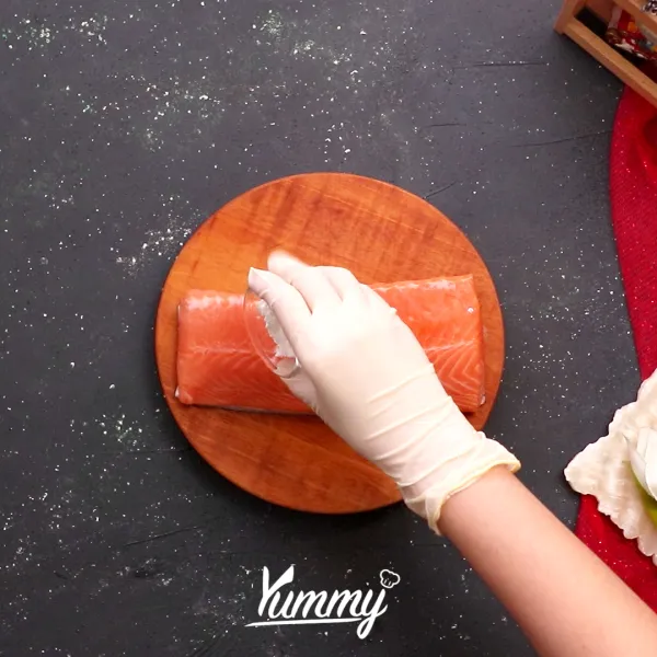 Taburi salmon dengan tepung maizena di dua sisi