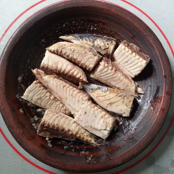 Haluskan bahan marinasi (bawang putih dan garam), tambahkan air, aduk rata. Balur ikan dengan bumbu marinasi dan diamkan 10 menit.