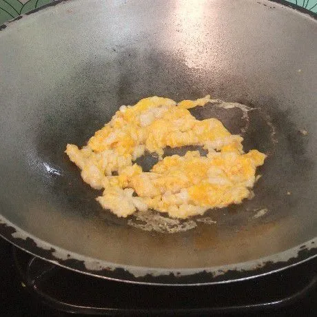 Ceplok telur, kemudian buat orak - arik. Aduk - aduk hingga matang merata.