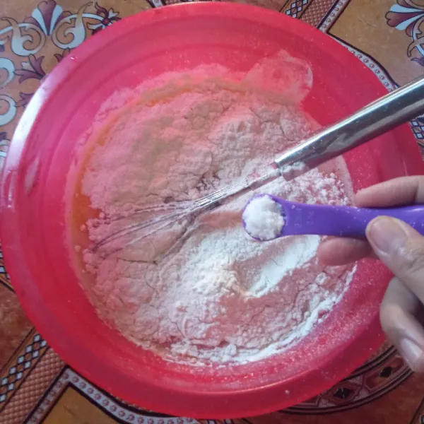 Masukkan tepung dan garam, aduk rata hingga tidak bergerindil.