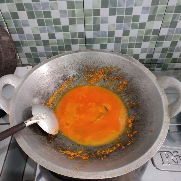 Tambahkan air, aduk rata biarkan mendidih.